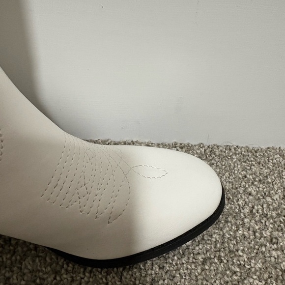 Round Toe White Lightning Bolt Embroidered Cowboy Boots Size 6.5 & 8.5 - Picture 11 of 14